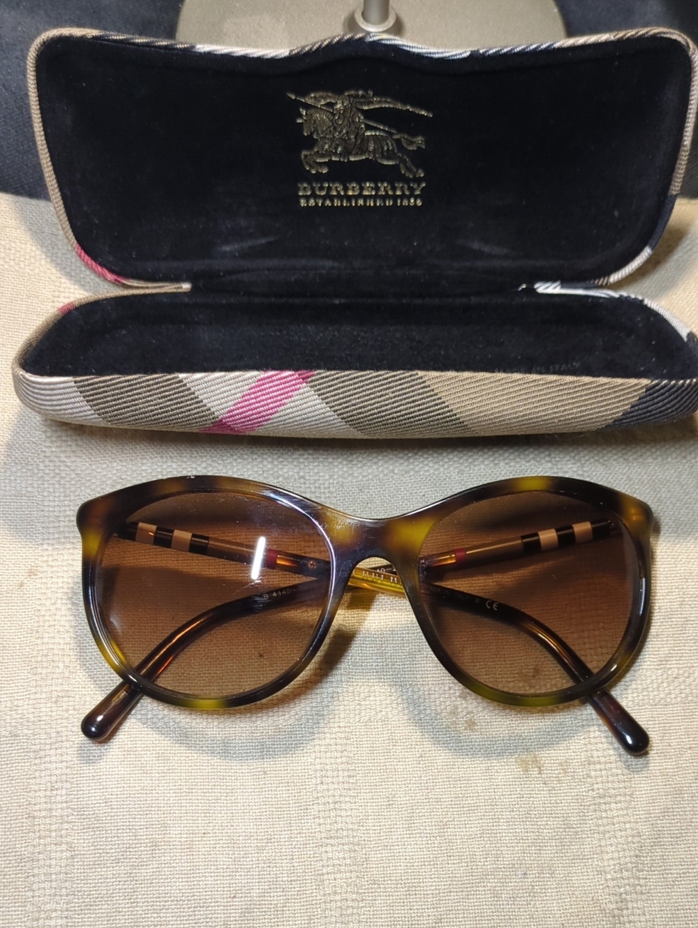 Burberry Tortoiseshell Brown Gradient Lens Sunglasses w,/Burberry Case ONLY $175